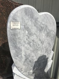 Памятник из мрамора в виде сердца
