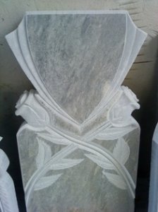 Резной памятник из мрамора с розами (1000х500х80)